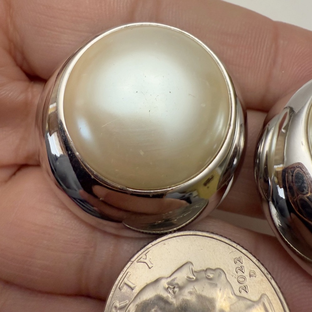 Vintage Marvella Large Round Faux Pearl Silvertone Clip On Earrings - Picture 4 of 6